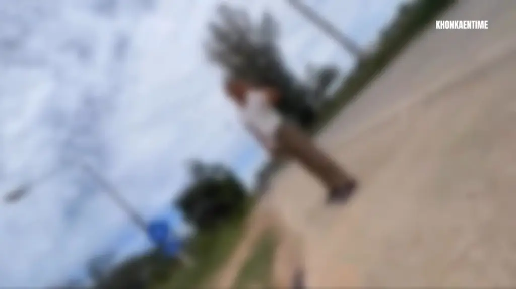 คลิปตำรวจเมาแล้วขับ จอดรถกลางถนน ลงมาฉี่ข้างทาง (1)