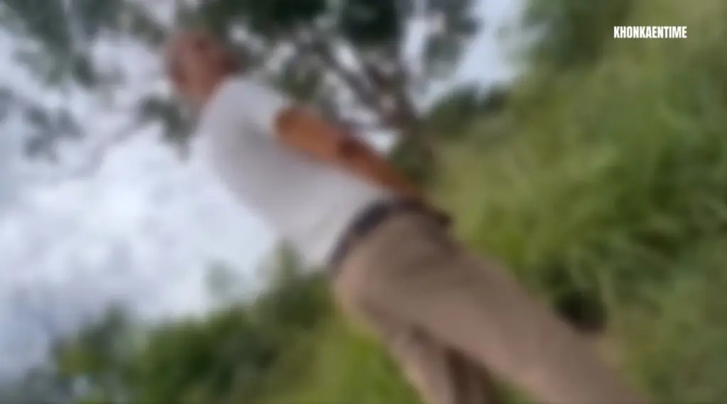 คลิปตำรวจเมาแล้วขับ จอดรถกลางถนน ลงมาฉี่ข้างทาง (2)