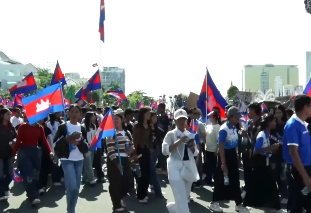 กัมพูชาเดินขบวน