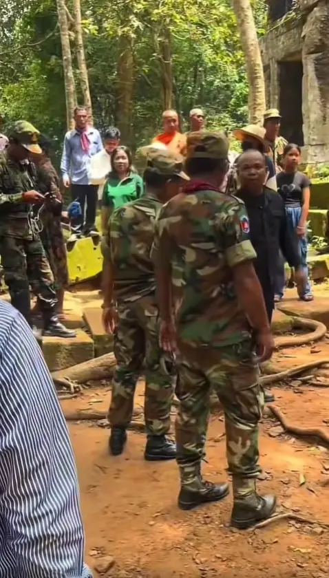 คลิปคนเขมร เที่ยวปราสาทตาควาย ป่วน ทหารไทย (1)