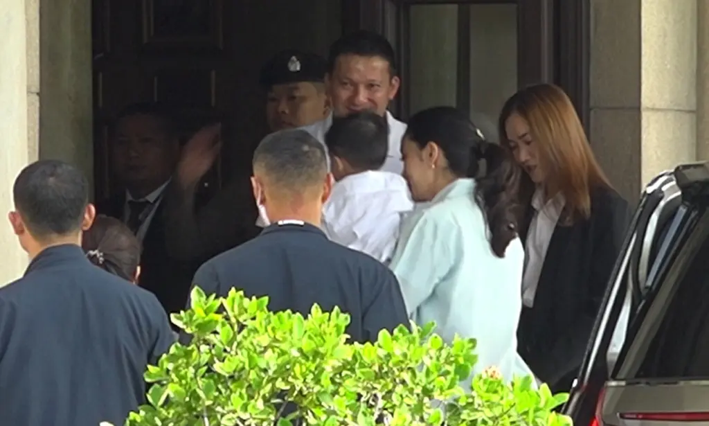 นายกอุ้มลูก2