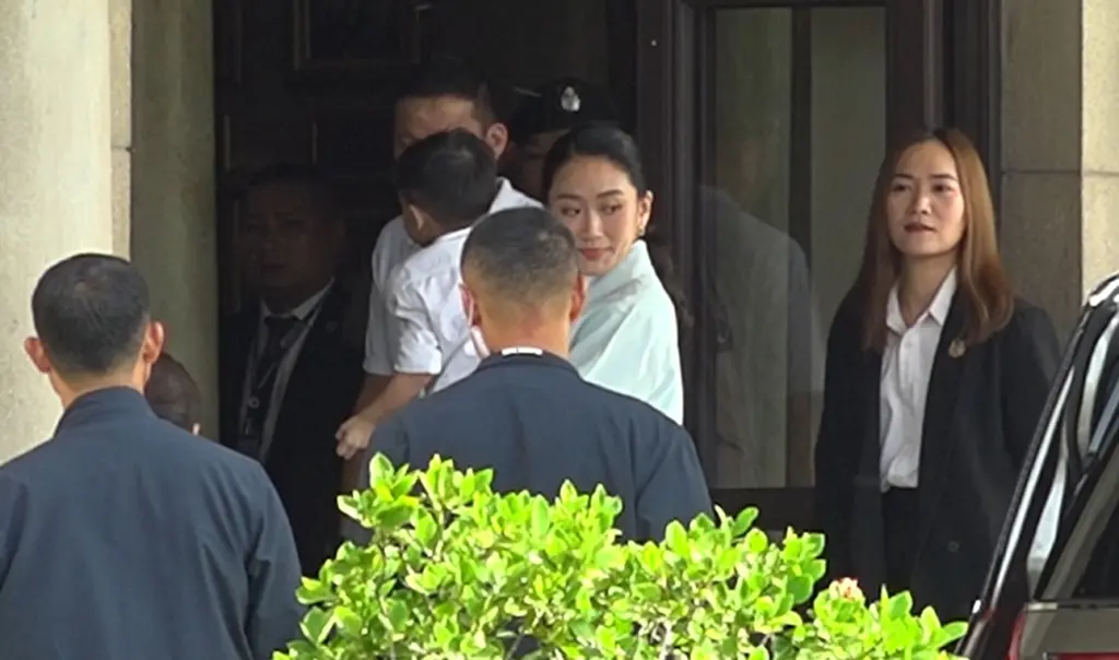 นายกอุ้มลูก