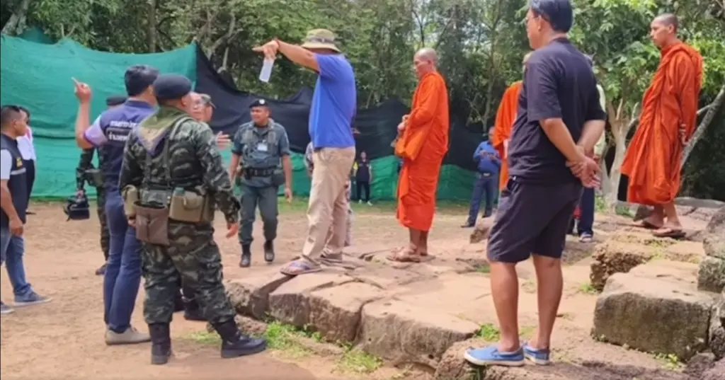 นักท่องเที่ยวเขมร กร่างใส่ทหารไทย ที่ ปราสาทตาเหมือนธม (1)