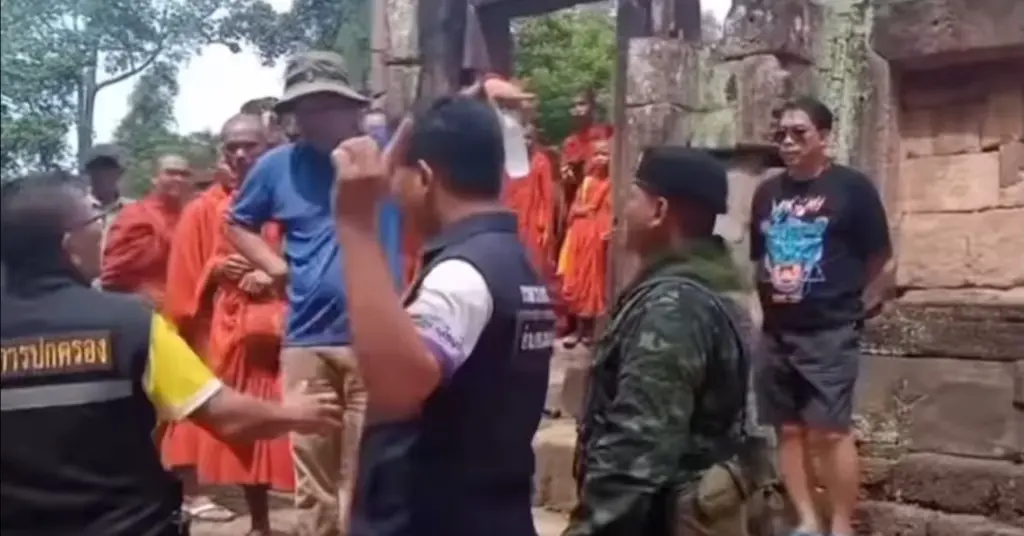 นักท่องเที่ยวเขมร กร่างใส่ทหารไทย ที่ ปราสาทตาเหมือนธม (2)