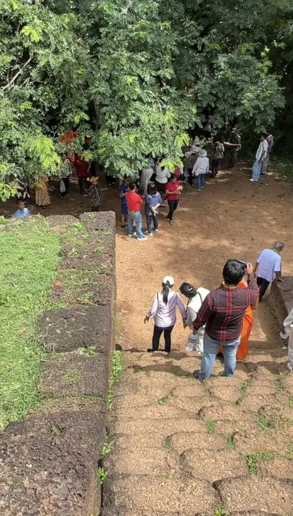 คลิปคนเขมรเที่ยวปราสาทตาเหมือนธม ไม่สนทหารไทย (1)