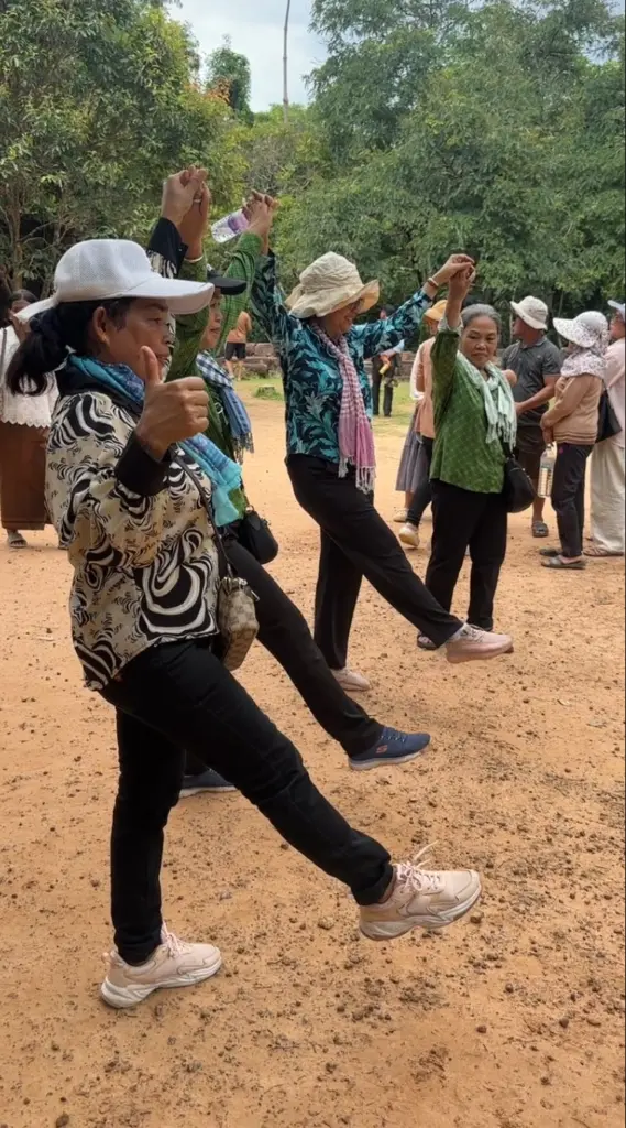 คลิปคนเขมรเที่ยวปราสาทตาเหมือนธม ไม่สนทหารไทย (2)