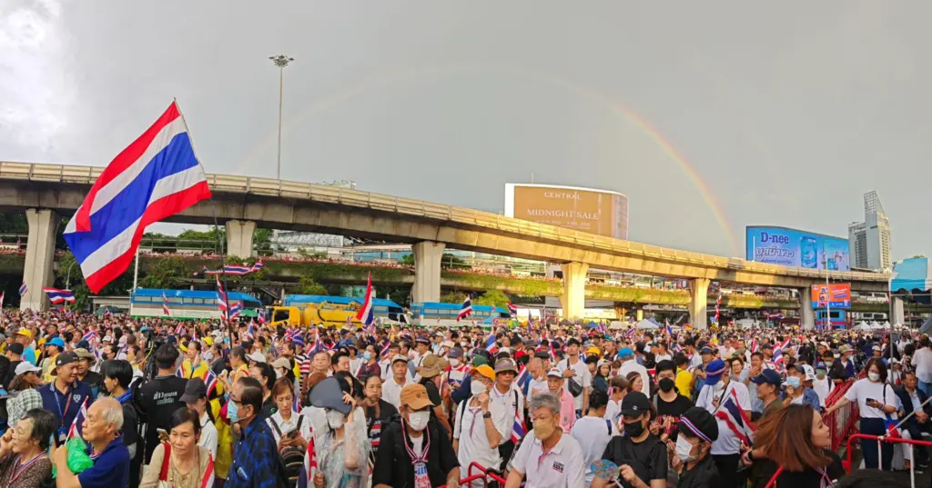 รุ้งกินน้ำม็อบ