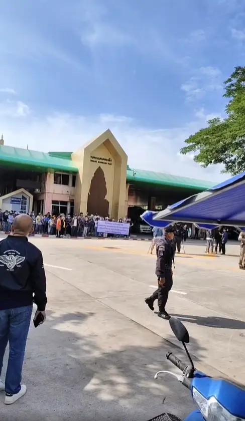 ประชาชนรวมตัวประท้วง ด่านคลองลึก สระแก้ว