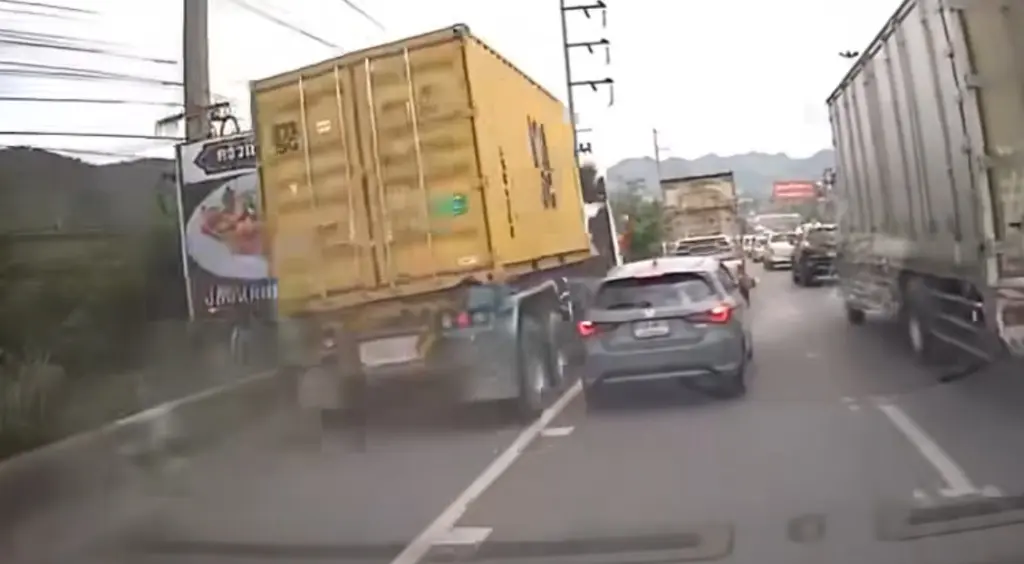 รถชนกลางดง (1)