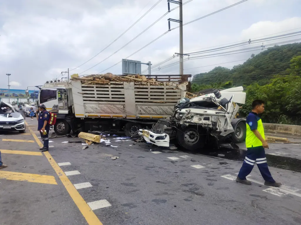 รถชนกลางดง (3)