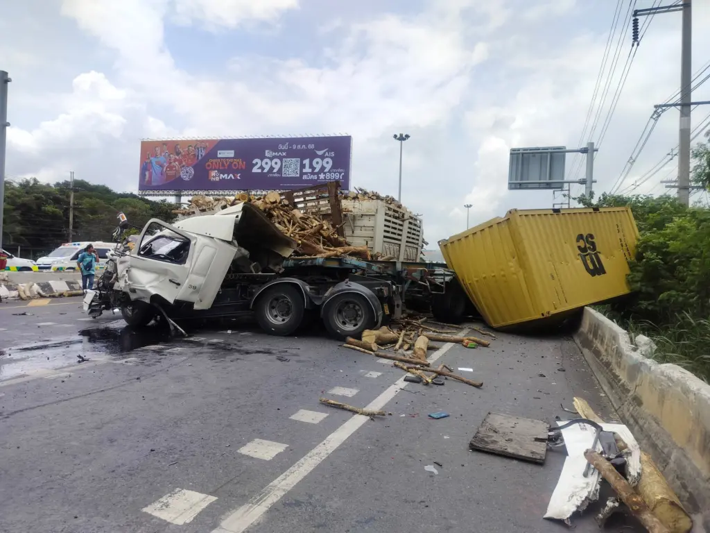 รถชนกลางดง (4)