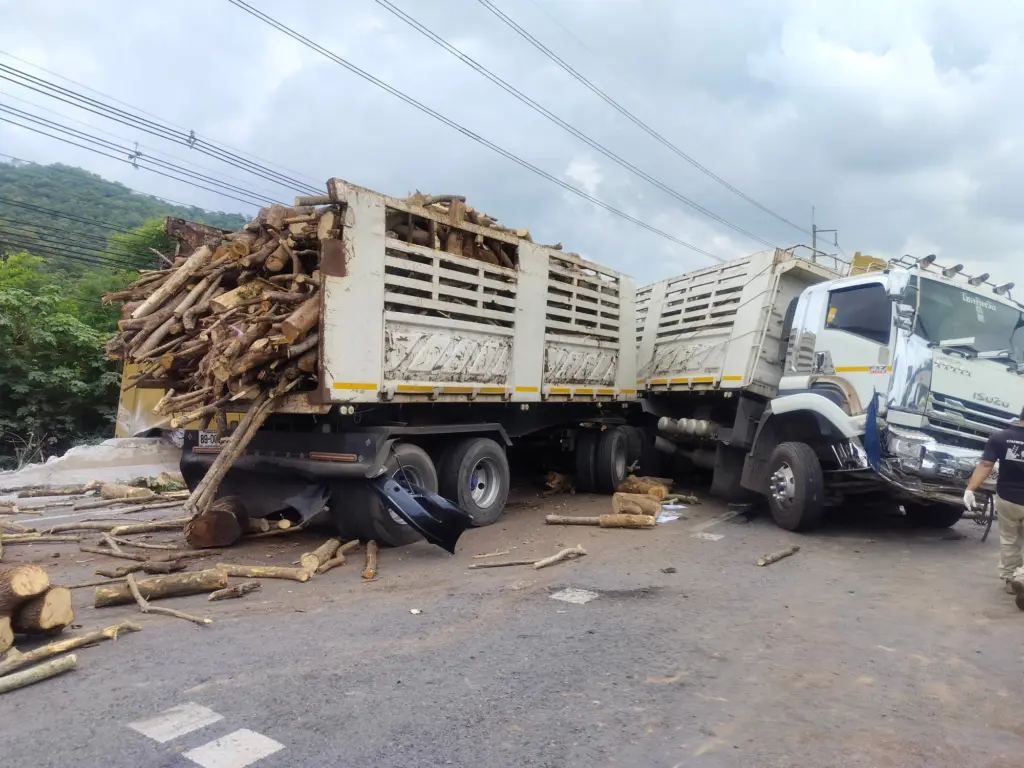 รถชนกลางดง (2)