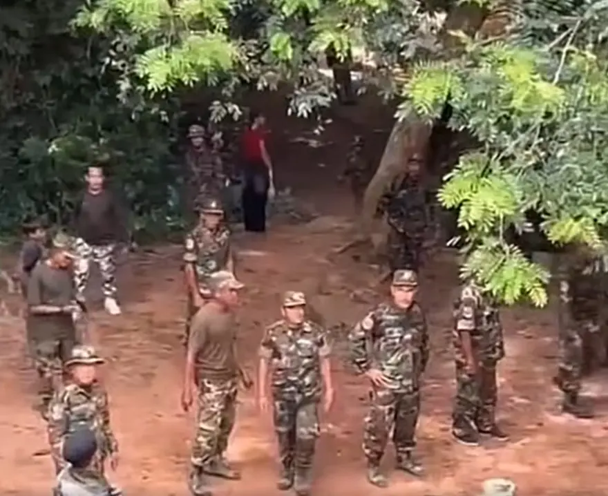 คลิปทหารเขมร บุกปราสาทตาเมือนธม นำกำลังขึ้นเลยแนวต้นขี้เหล็ก