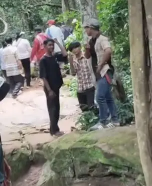 วัยรุ่นเขมรนิ้วกลาง