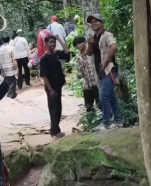 วัยรุ่นเขมรนิ้วกลาง2