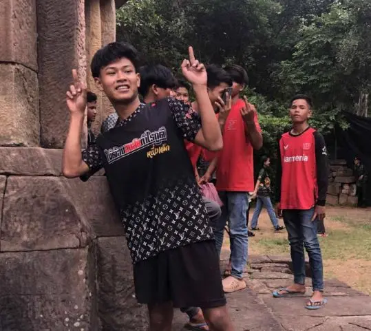 วัยรุ่นเขมรนิ้วกลาง3