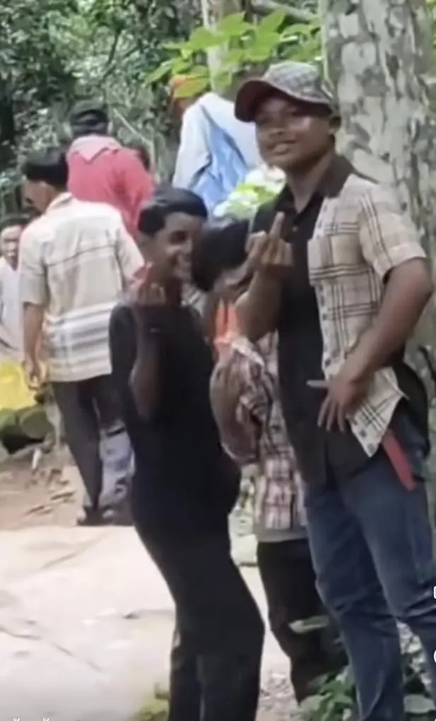 วัยรุ่นเขมรนิ้วกลาง4