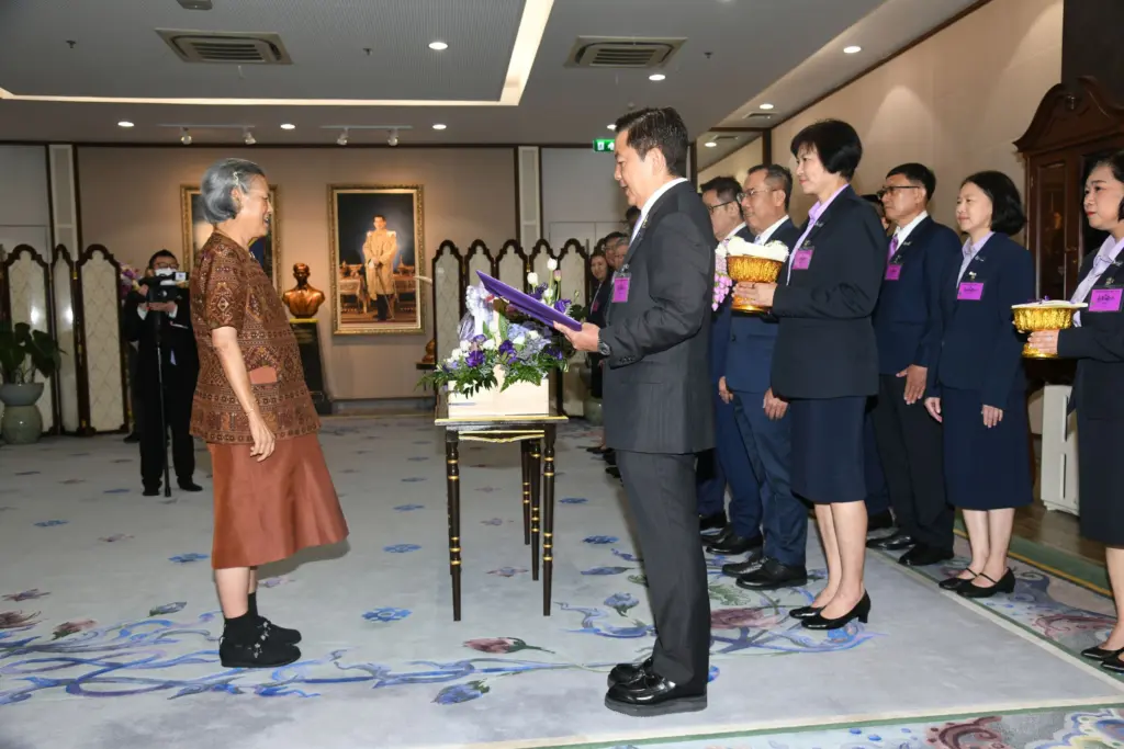 ปตท. เข้าเฝ้าทูลเกล้าฯ ถวายเงินรายได้จากการออกร้านกาชาด 2