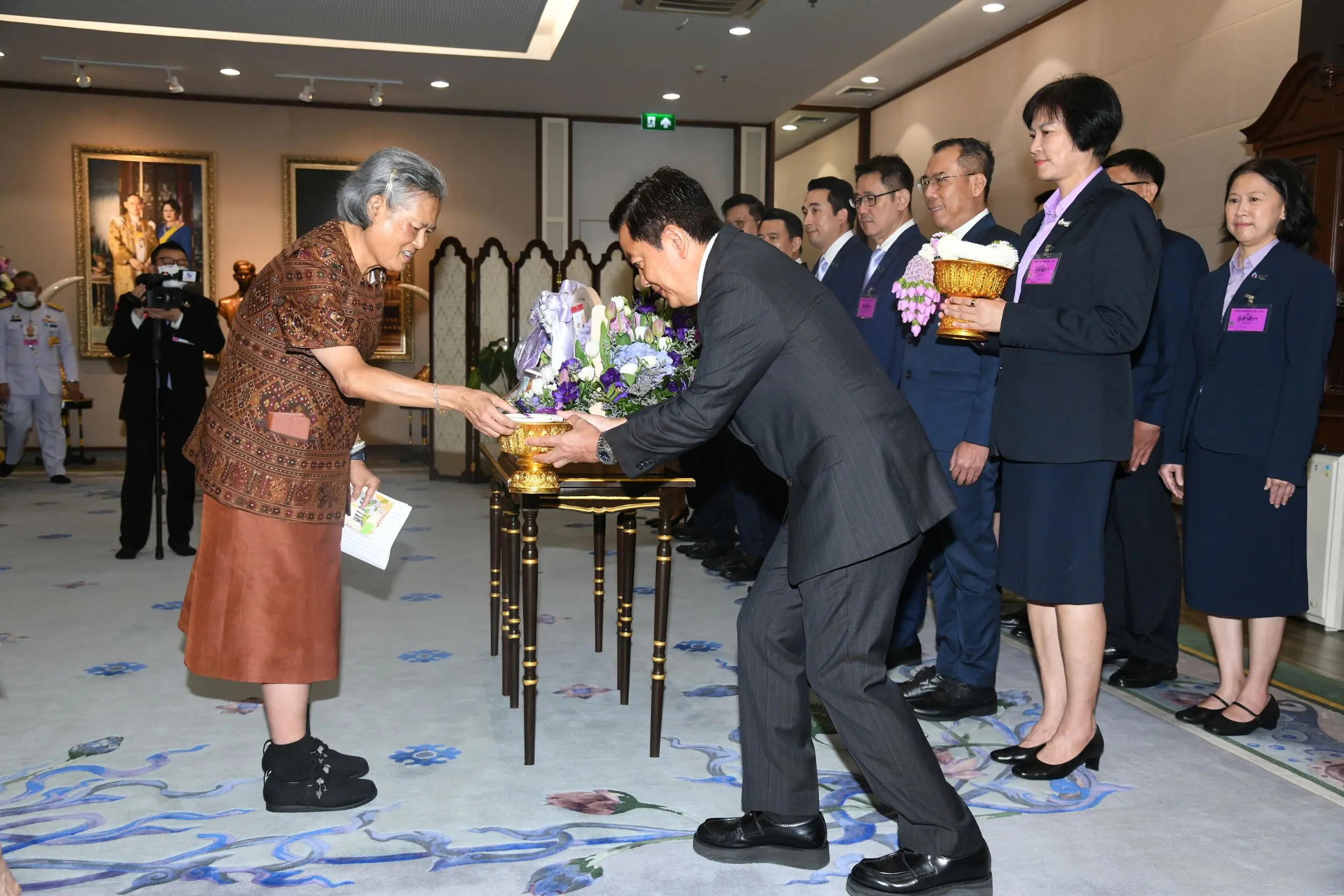 ปตท. เข้าเฝ้าทูลเกล้าฯ ถวายเงินรายได้จากการออกร้านกาชาด