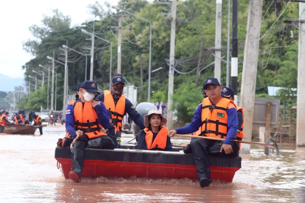 OR-Thai-flood-nan-hospital (1)