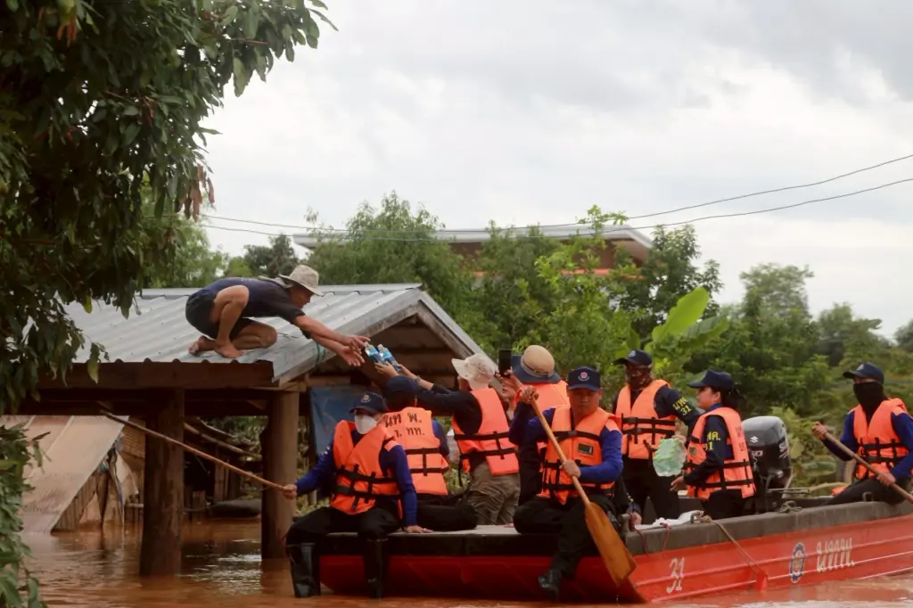 OR-Thai-flood-nan-hospital (4)