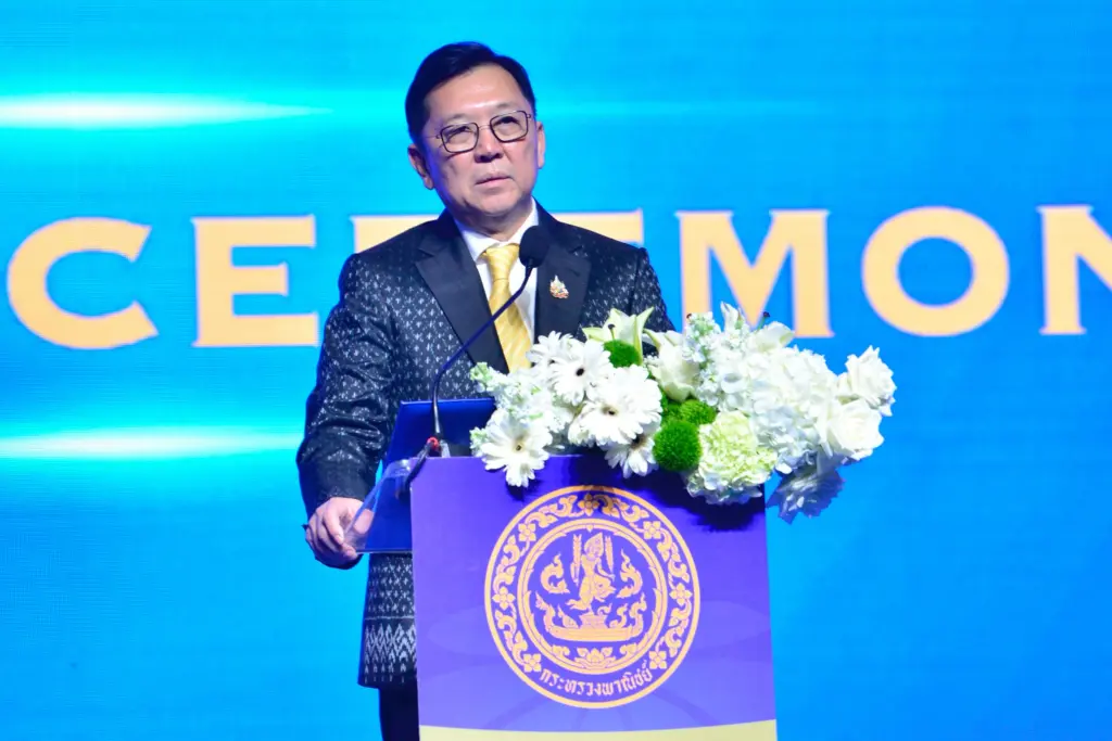 2.นายจตุพร บุรุษพัฒน์ รัฐมนตรีว่าการกระทรว