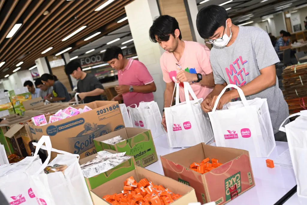 มูลนิธิเมืองไทยยิ้ม จับมือ พม. ช่วยเหลือน้ำท่วม น่าน (2)