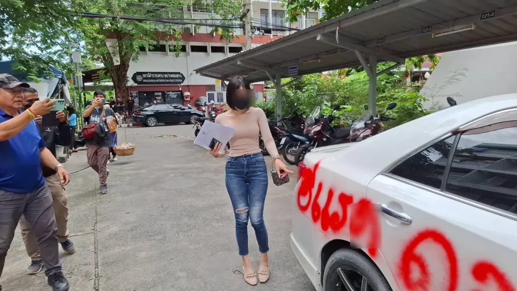 สาวพีอาร์พ่นสี1