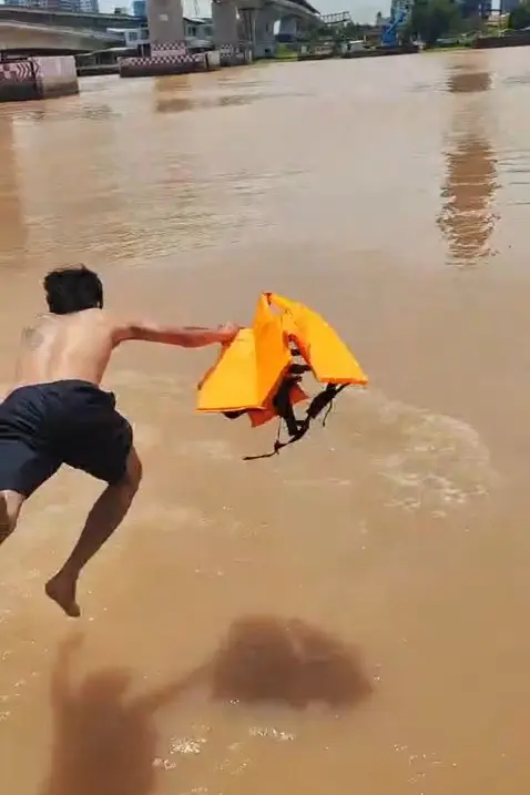 ช่วยสาวตกน้ำ