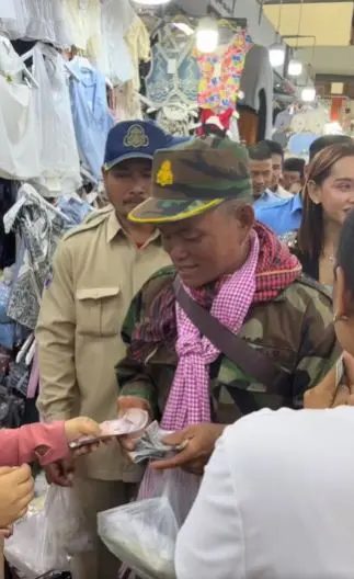 ทหารเขมรขอเงิน2