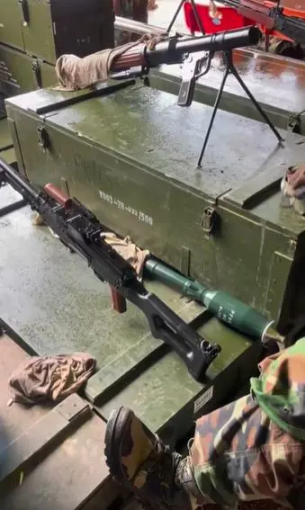 ทหารเขมรโชว์อาวุธ