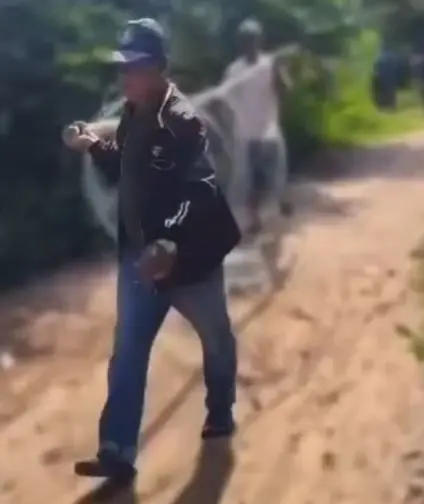 รื้อลวดหนาม