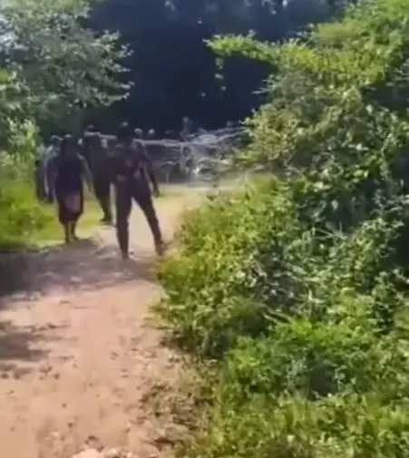 รื้อลวดหนาม2