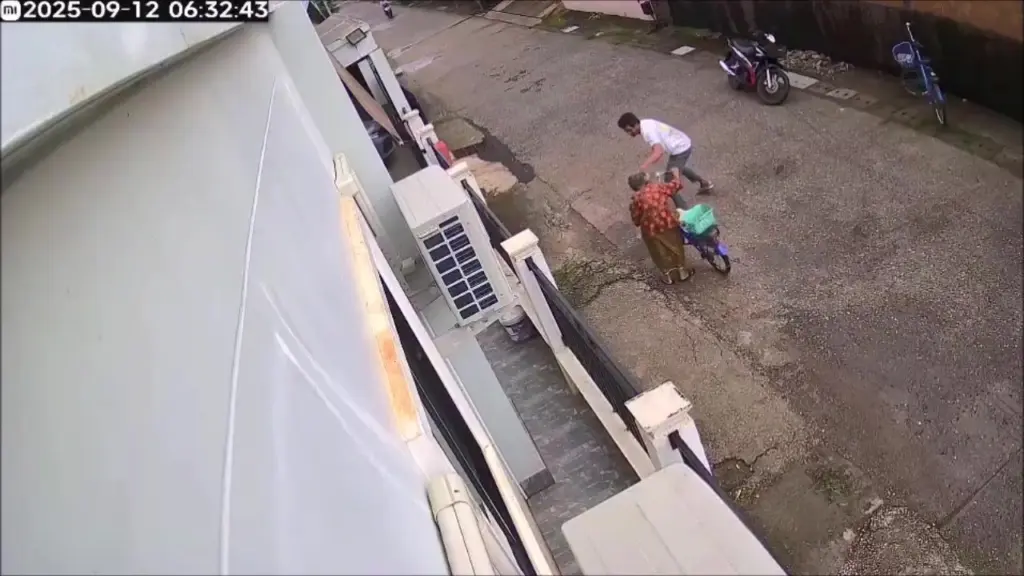 ขโมยเงินยายบัวแดง (4)