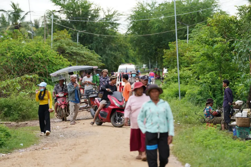 เขมรวอร์ดแต่เช้า เกณฑ์ประชาชน-เด็ก บุกรื้อรั้วลวดหนาม ยั่วยุทหารไทย (3)