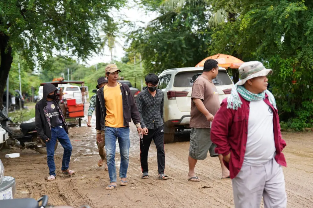 เขมรวอร์ดแต่เช้า เกณฑ์ประชาชน-เด็ก บุกรื้อรั้วลวดหนาม ยั่วยุทหารไทย (5)
