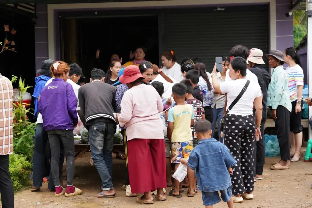 เขมรวอร์ดแต่เช้า เกณฑ์ประชาชน-เด็ก บุกรื้อรั้วลวดหนาม ยั่วยุทหารไทย (6)