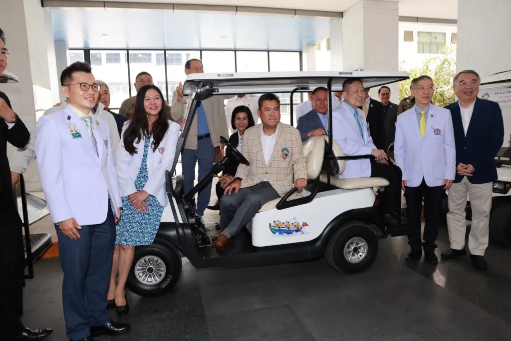 พล.ต.อ.วิสนุ-กลุ่ม น.ศ.รวมมิตร มอบ รถกอล์ฟไฟฟ้า (2)