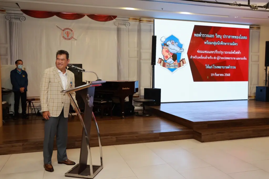 พล.ต.อ.วิสนุ-กลุ่ม น.ศ.รวมมิตร มอบ รถกอล์ฟไฟฟ้า (3)