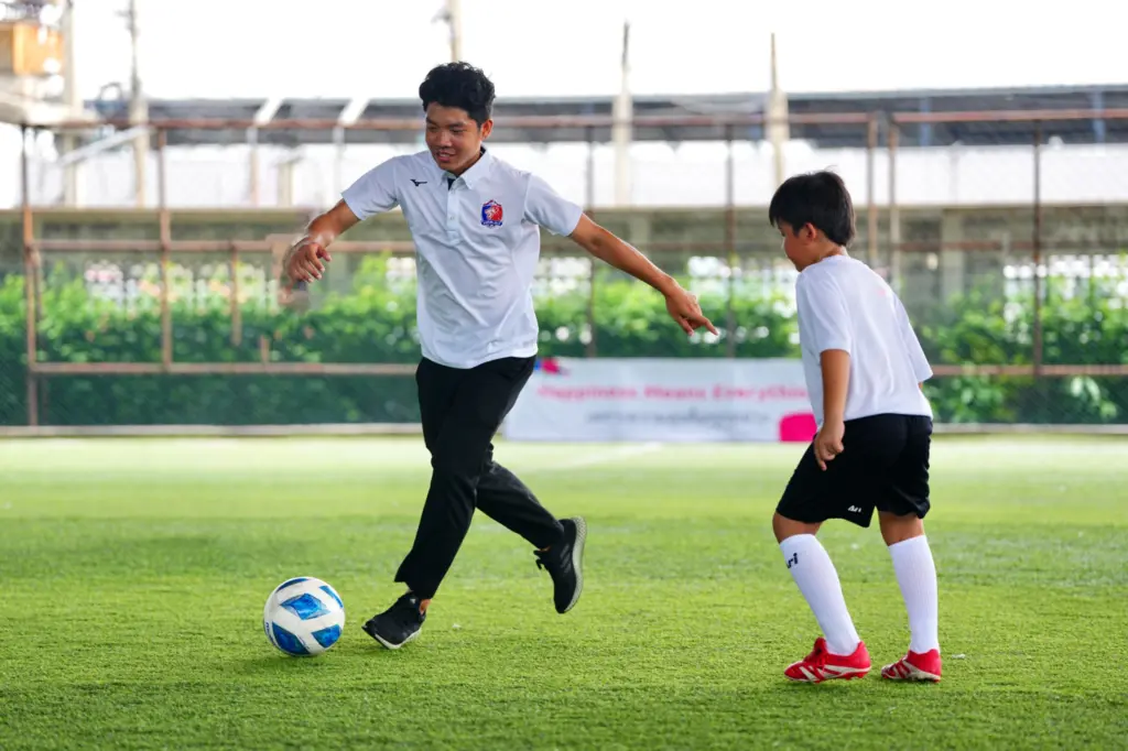 เมืองไทยสไมล์คลับ เมืองไทยสไมล์ ฟุตบอลคลินิก ปั้นนักฟุตบอลมืออาชีพ (2)
