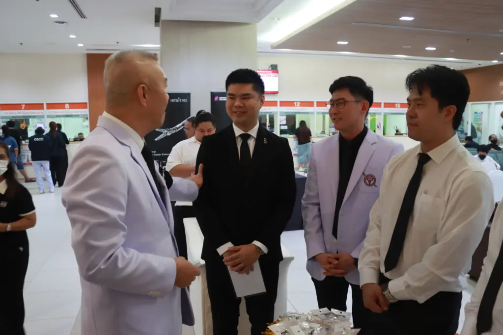 โรงพยาบาลตำรวจ จัดงาน สานต่อความสำเร็จ ผ่าตัดด้วยหุ่นยนต์ 200 ราย (1)