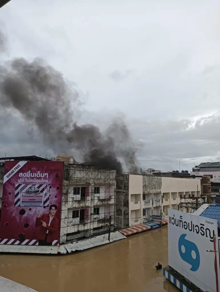 ไฟไหม้หาดใหญ่น้ำท่วม2
