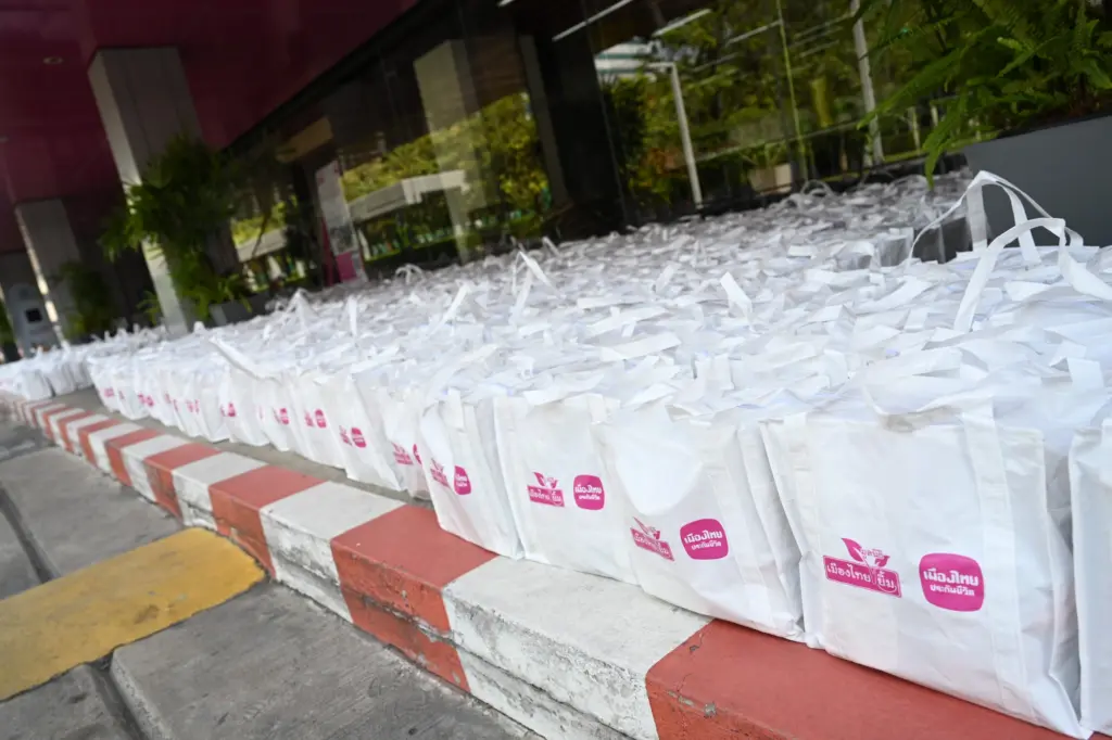 เมืองไทยประกันชีวิตและมูลนิธิเมืองไทยยิ้ม จัดถุงยังชีพช่วยภาคกลาง-ใต้ (2)