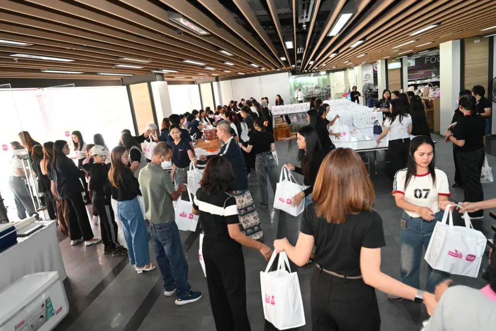 เมืองไทยประกันชีวิตและมูลนิธิเมืองไทยยิ้ม จัดถุงยังชีพช่วยภาคกลาง-ใต้ (3)