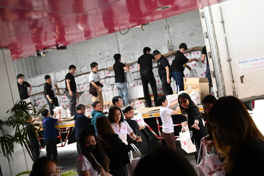 เมืองไทยประกันชีวิตและมูลนิธิเมืองไทยยิ้ม จัดถุงยังชีพช่วยภาคกลาง-ใต้ (4)