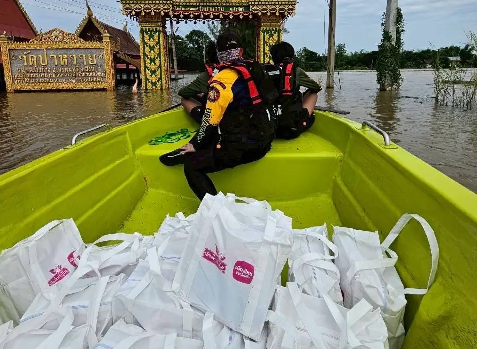 เมืองไทยประกันชีวิตและมูลนิธิเมืองไทยยิ้ม จัดถุงยังชีพช่วยภาคกลาง-ใต้ (5)