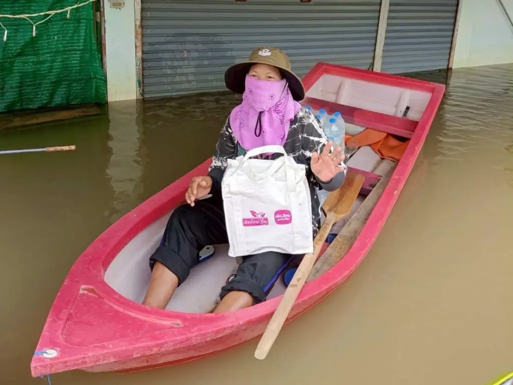 เมืองไทยประกันชีวิตและมูลนิธิเมืองไทยยิ้ม จัดถุงยังชีพช่วยภาคกลาง-ใต้ (6)