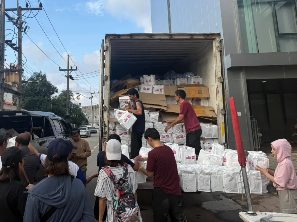 เมืองไทยประกันชีวิตและมูลนิธิเมืองไทยยิ้ม จัดถุงยังชีพช่วยภาคกลาง-ใต้ (7)