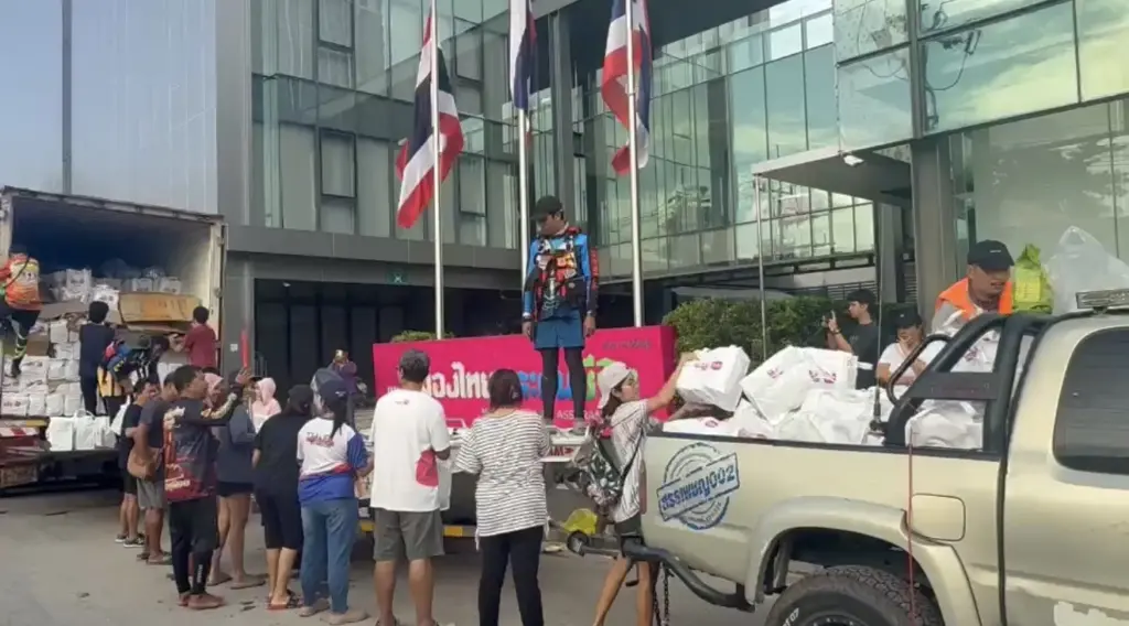 เมืองไทยประกันชีวิตและมูลนิธิเมืองไทยยิ้ม จัดถุงยังชีพช่วยภาคกลาง-ใต้ (8)