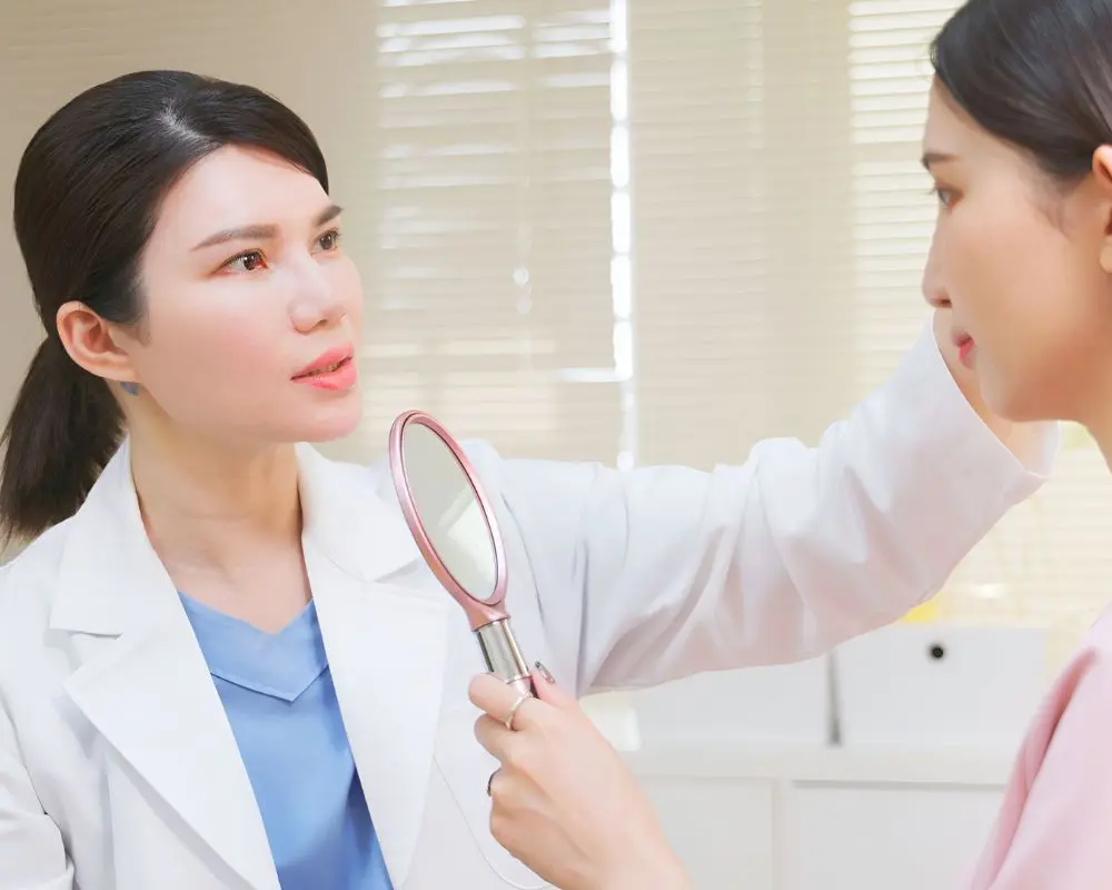 พบแพทย์ รักษาสิวผดที่คลินิก